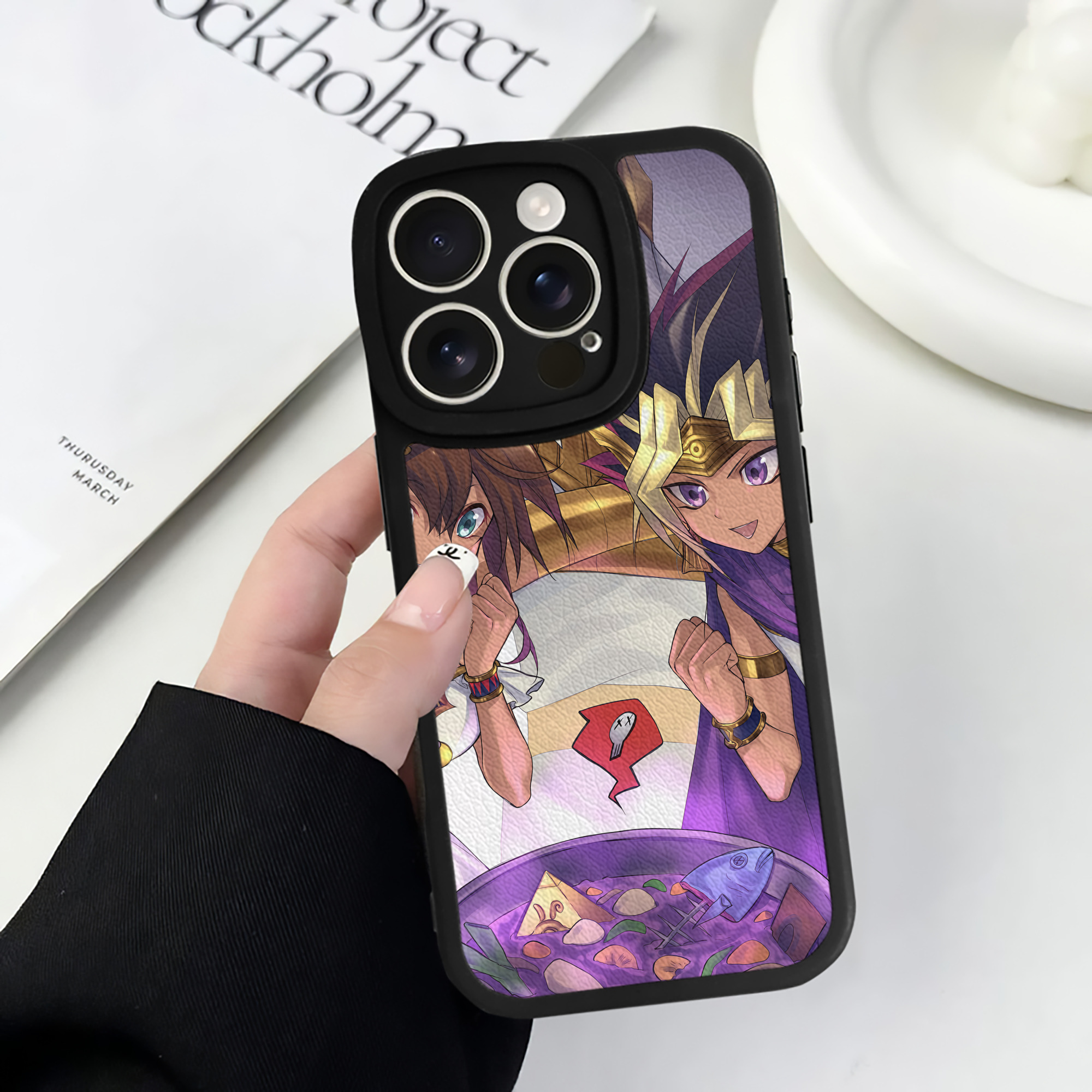 （画像用） 遊☆戯☆王 Yu-Gi-Oh! 【iPhone 16シリーズ対応】シリコンスマホケース（レザー調） 材質：シリコン